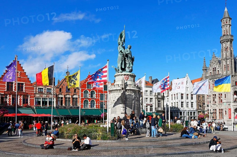 Monumental monument to Jan Breydel and Pieter de Coninck in front of historic houses on the lively market square in the old town of Bruges, Grote Markt, UNESCO World Heritage Site, Flanders, Belgium