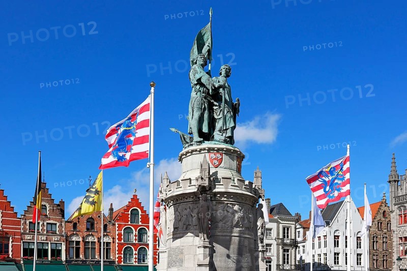 Monumental monument to Jan Breydel and Pieter de Coninck in front of historic houses on the market square in the old town of Bruges, Grote Markt, UNESCO World Heritage Site, Flanders, Belgium