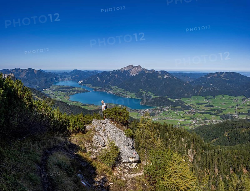 Hikers on the way to Rettenkogel with Wolfgangsee, Postalm, Osterhorn Group, Salzkammergut, Province of Salzburg, Austria