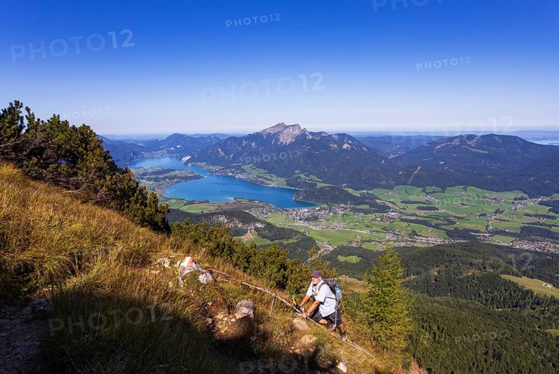 Hikers at the Iron Ladder on the way to Rettenkogel with Wolfgangsee, Postalm, Osterhorn Group, Salzkammergut, Province of Salzburg, Austria