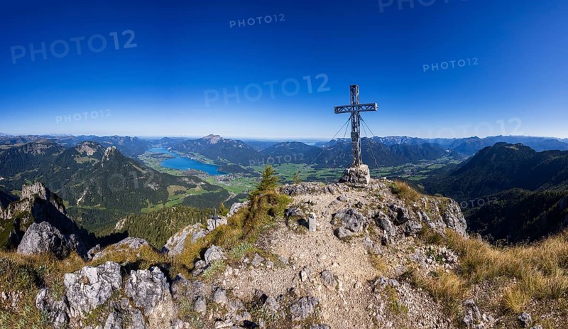 Summit cross on Rettenkogel with Wolfgangsee, Postalm, Osterhorn Group, Salzkammergut, Province of Salzburg, Austria