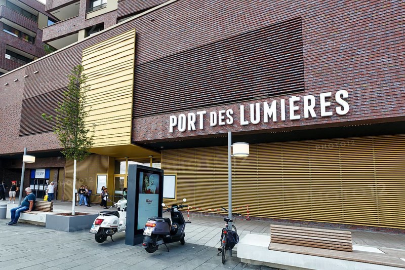 Museum of Immersive Art, Port des Lumières, Westfield Überseequartier, passers-by, modern shopping center, HafenCity, Hamburg, Germany