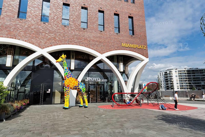 Westfield, shopping center, giraffe sculpture, artwork, mascot of the LEGO Discovery Centre on the Elbe promenade, Miamiplatz lettering, Überseequartier, HafenCity, Hamburg, Germany