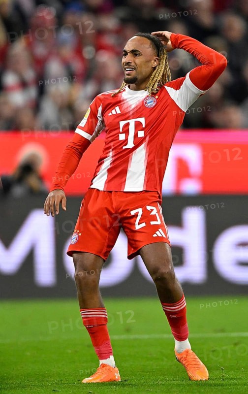 Sacha Böy FC Bayern Munich FCB (23) Disappointment disappointed after missed goal opportunity gesture Allianz Arena, Munich, Bayern, Germany