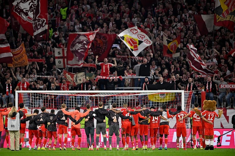 FC Bayern Munich FCB players, from behind, thank fans of the Südkurve, fan block, fans, fan curve, flags, atmosphere, atmospheric Allianz Arena, Munich, Bayern, Germany