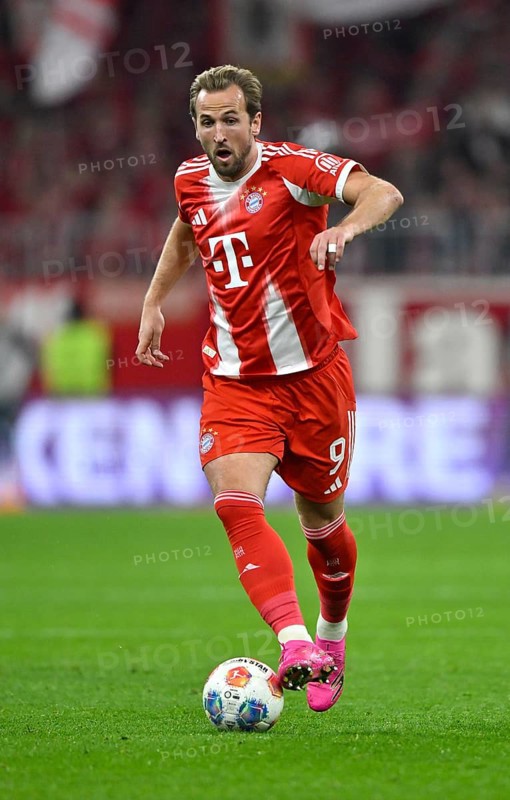 Harry Kane FC Bayern Munich FCB (09) Action at Ball Allianz Arena, Munich, Bayern, Germany