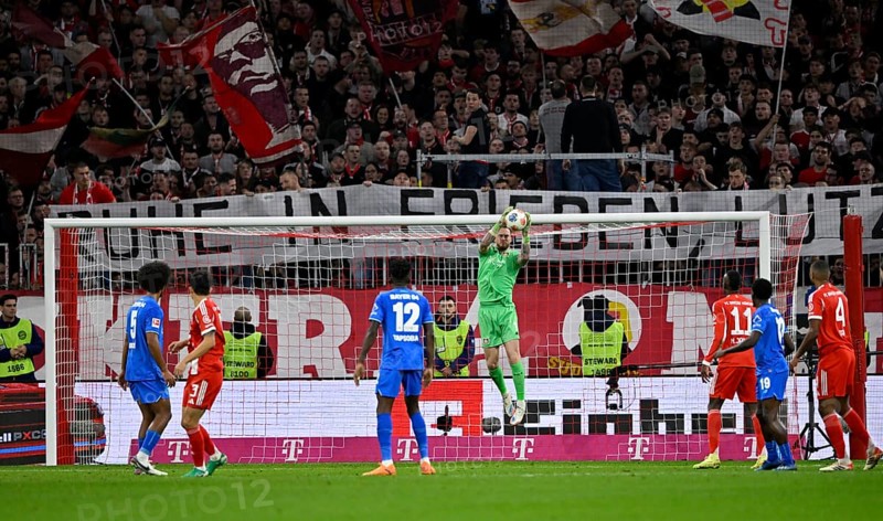 Penalty area scene, goal room scene goalkeeper Mark Flekken Bayer 04 Leverkusen (01) action behind transparent poster REST IN PEACE, memory of deceased fan, Allianz Arena, Munich, Bavaria, Germany