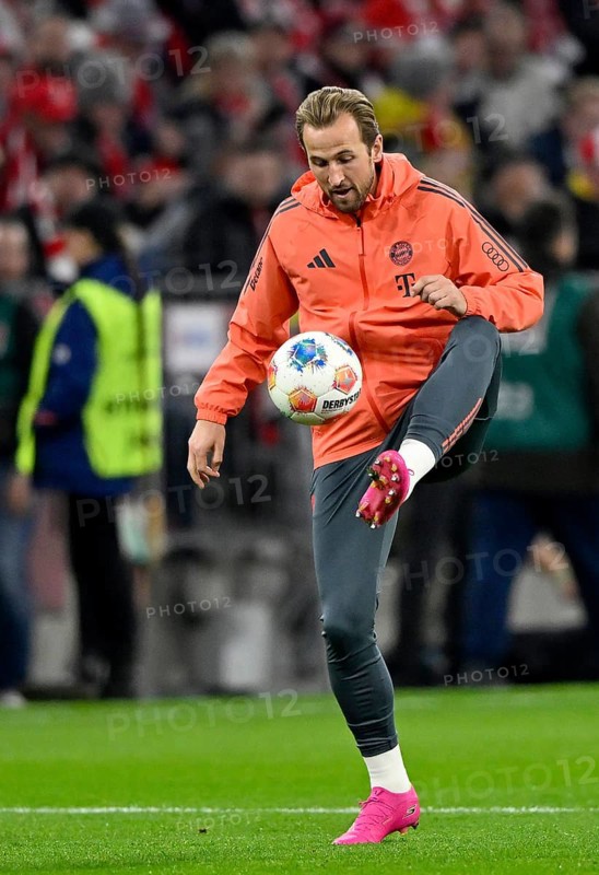 Warm-up training Harry Kane FC Bayern Munich FCB (09) Allianz Arena action, Munich, Bayern, Germany