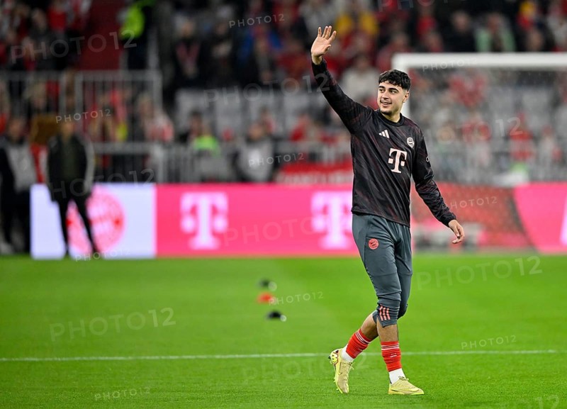 Warm-up training Aleksandar Pavlovic FC Bayern Munich FCB (45) waves towards the stand gesture gesture Allianz Arena, Munich, Bavaria, Germany