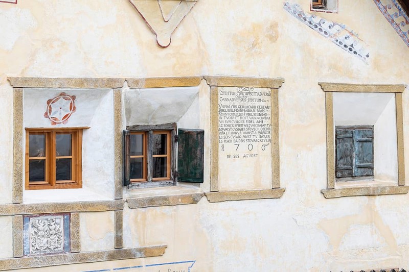 Sgraffiti on Engadin house, windows, historic houses, Guarda, Engadin, Graubünden, Switzerland