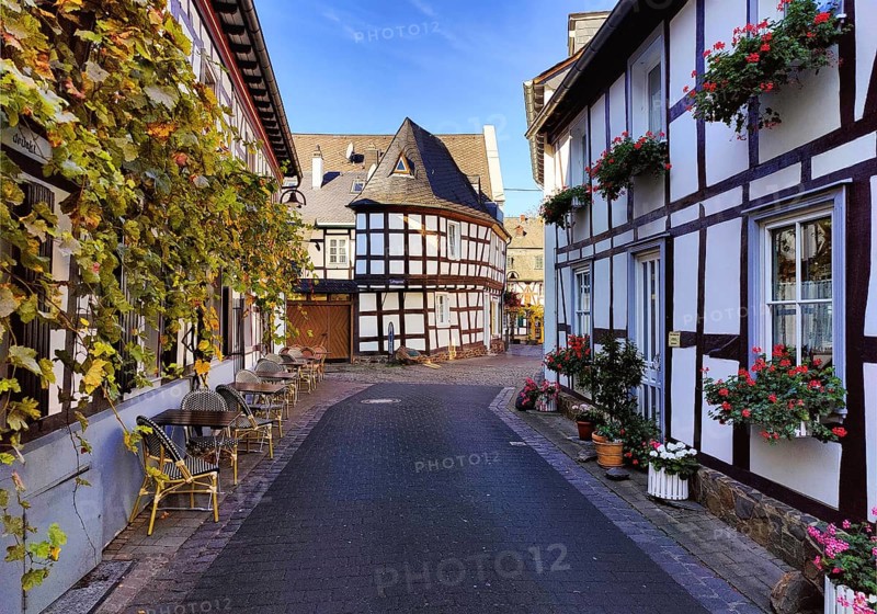 Enge gasse with half-timbered houses in the old town of Unkel, Rotweinstadt, Neuwied district, Rhineland-Palatinate, Lower Middle Rhine, Rhineland, Germany