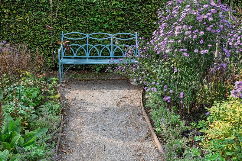 Blaue Sitzbank im Kreislehrgarten, Burgsteinfurt, Münsterland, North Rhine-Westphalia, Germany