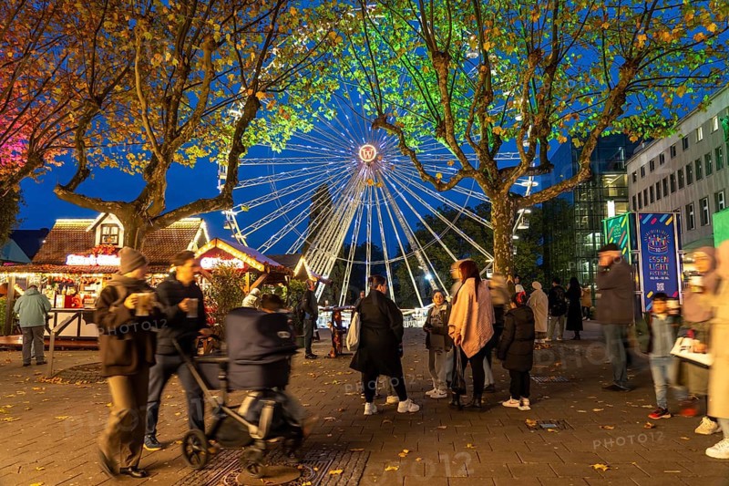 Full city center, shopping street, Kettwiger Straße pedestrian zone in Essen, first takeaways and stalls, even in front of the opening of the Christmas market, Ferris wheel, Christmas lights, North Rhine-Westphalia, Germany