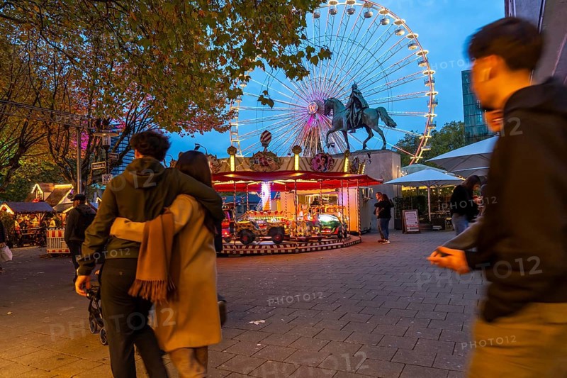 Full city center, shopping street, Kettwiger Straße pedestrian zone in Essen, first takeaways and stalls, even in front of the opening of the Christmas market, Ferris wheel, carousel, Christmas lights, North Rhine-Westphalia, Germany