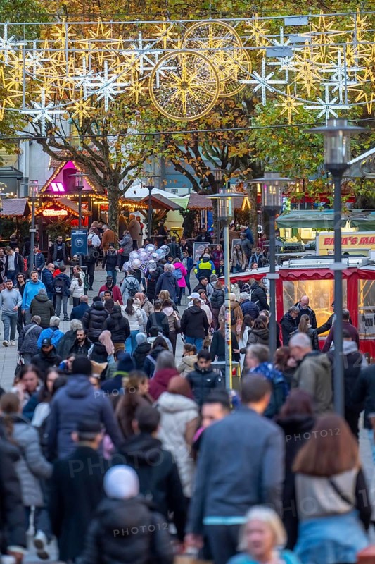 Full city center, shopping street, Kettwiger Straße pedestrian zone in Essen, first takeaways and stalls, even in front of the opening of the Christmas market, Essen Light Weeks, Christmas lights, North Rhine-Westphalia, Germany