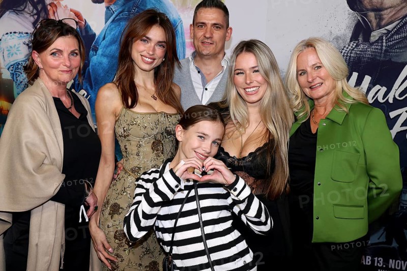 Charleen Weiss with her family, Make Me Feel film premiere at Zoo Palast Berlin, 29.10.2025