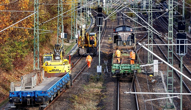 Construction train at Berlin Südkreuz station, 31.10.2025. There are no ICE trains stopping at Berlin Südkreuz station as the station is closed to long-distance and regional traffic due to construction as part of the Dresden Railway, Berlin, Germany