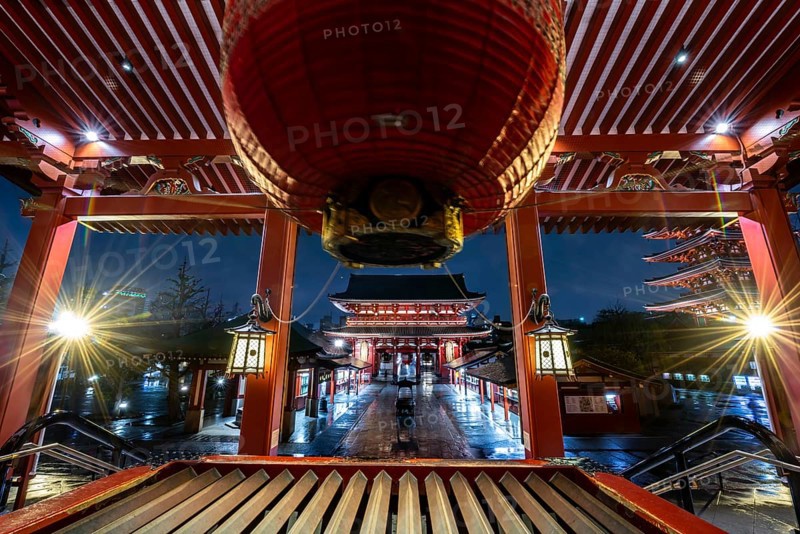 View from the main hall with a huge red lantern to the illuminated Hozomon Schazkammer Gate of Asakusa Shrine or Senso-ji Temple, at night, Buddhist temple complex, Asakusa, Tokyo, Japan