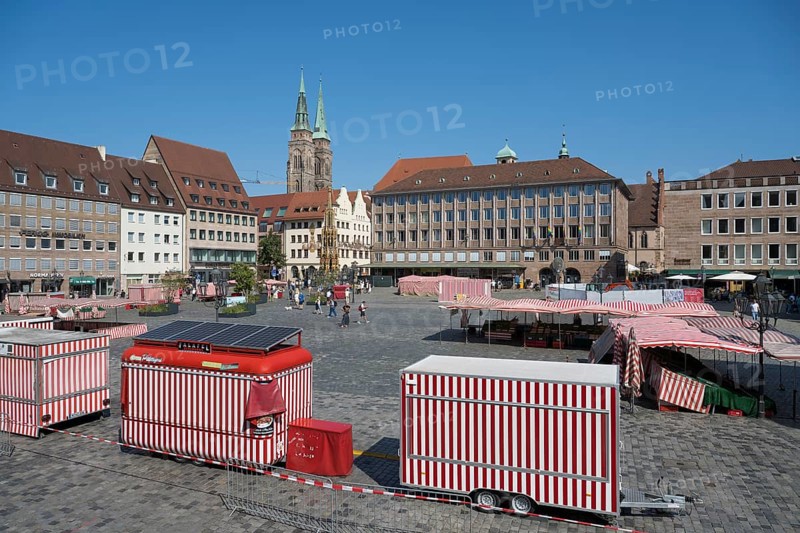 Market stalls at Hauptmarkt, Schöner Brunnen, St. Sebald Church, Old Town, Nuremberg, Middle Franconia, Franconia, Bavaria, Germany