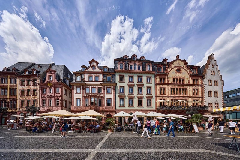 Row of houses, reconstructed historic buildings, outdoor area of a restaurant, Wilma Wunder Mainz restaurant, gastronomy at Markt Mainz GmbH, square made of paving stones and marble tiles with patterns, visitors and pedestrians as secondary motifs, blue sky, cumulus clouds, market square, Mainz, state capital, district-free city, Rhineland-Palatinate, Germany