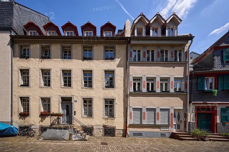 Historic buildings, houses, downpipes, façade with windows, dormers, stairs and doors, paving stone walkway, blue sky, cirrostratus clouds, Rochusstraße, Mainz, state capital, district-free city, Rhineland-Palatinate, Germany
