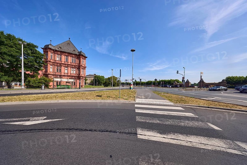 Electoral Palace, historic building, German Renaissance style, pedestrian crossing, roads, zebra crossing, central island, lantern, trees, lawn, blue sky, cirrostratus clouds, federal road B40, intersection Grosse Bleiche with Peter-Altmeier-Allee, Mainz, state capital, district-free city, Rhineland-Palatinate, Germany