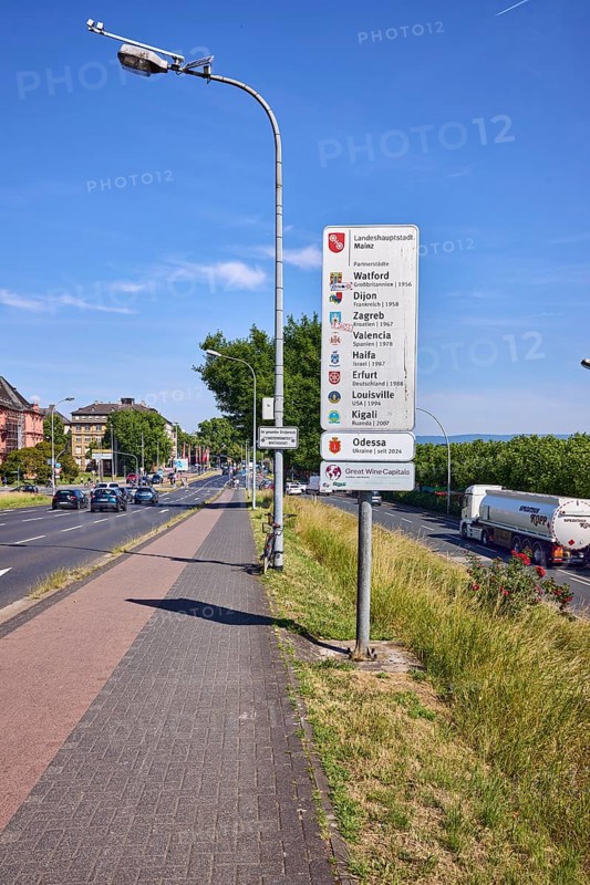 Sign partner cities, twin cities Watford, Dijon, Zagreb, Valencia, Haifa, Erfurt, Louisville, Kigali and Odessa, road, lanes, directional arrows, vehicles, general architecture, lantern, blue sky, cirrostratus clouds, federal road B40, Peter-Altmeier-Allee, Mainz, state capital, district-free city, Rhineland-Palatinate, Germany