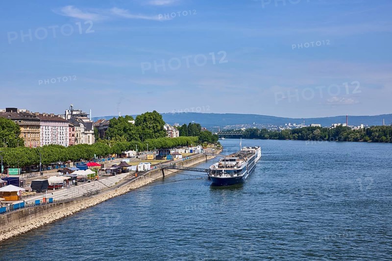 Rhine river, sightseeing boat, shore, sales vehicle, general architecture, trees, blue sky, cirrostratus clouds, view from the Theodor Heuss Bridge, Mainz, state capital, district-free city, Rhineland-Palatinate, Germany