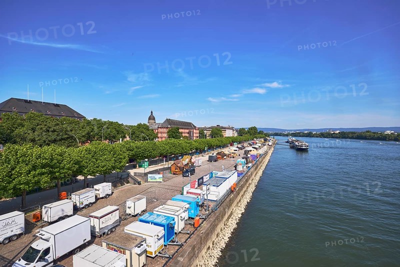 Rhine river, riverbank, sightseeing boat, sales vehicle, general architecture, trees, blue sky, cirrostratus clouds, view from the Theodor Heuss Bridge, Mainz, state capital, district-free city, Rhineland-Palatinate, Germany