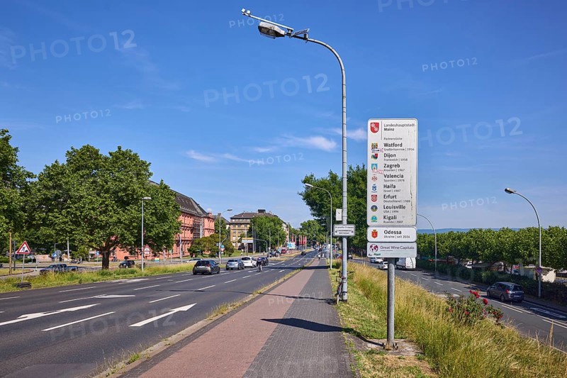 Sign partner cities, twin cities Watford, Dijon, Zagreb, Valencia, Haifa, Erfurt, Louisville, Kigali and Odessa, road, lanes, directional arrows, vehicles, general architecture, lantern, blue sky, cirrostratus clouds, federal road B40, Peter-Altmeier-Allee, Mainz, state capital, district-free city, Rhineland-Palatinate, Germany