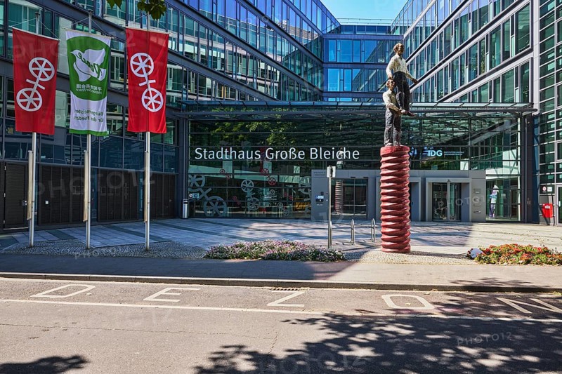 Stadthaus Große Bleiche, town hall, building, modern architecture, sculpture two men, sculptor Stephan Balkenhol, glass façade, flag poles, Mainz flag, city coat of arms, Mainz flag, sunny, Löwenhofstraße, Mainz, state capital, district-free city, Rhineland-Palatinate, Germany