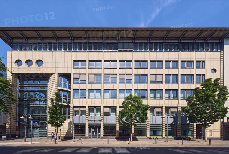 Commerzbank, CommerzFactoring GmbH, commercial building, modern architecture, façade with windows, barrier bollards, trees, blue sky, street Große Bleiche, Mainz, state capital, district-free city, Rhineland-Palatinate, Germany