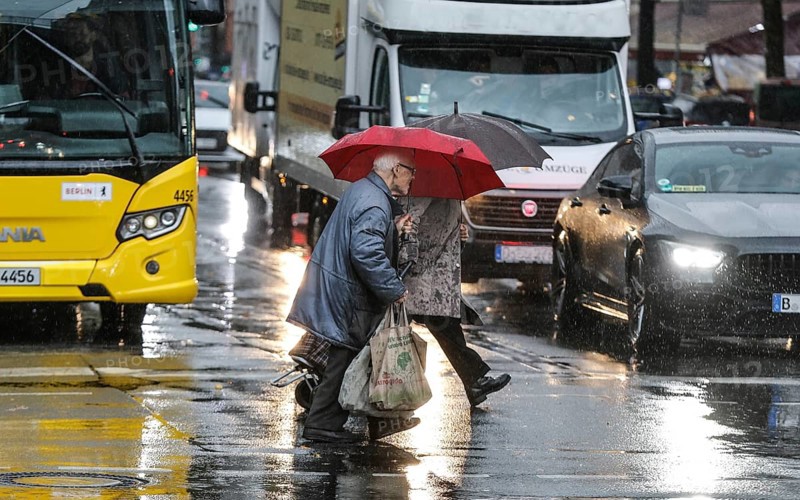 With umbrella and raincoats, people in the rain, Potsdamer Straße, Berlin, 30.10.2025, Berlin, Berlin, Germany