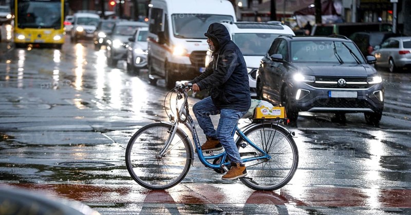 A man rides his bike across Potsdamer Straße, Berlin, 30.10.2025, Berlin, Berlin, Germany