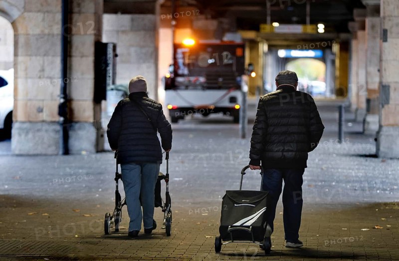 Retired couple with rolator and shopping van, Berlin, 30.10.2025, Berlin, Berlin, Germany