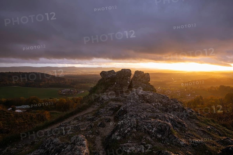 Rain and sun alternating — dramatic autumn atmosphere at the Hohenstaufen Spielburg Nature Reserve