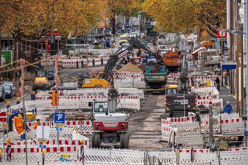 Large-scale construction site on Alleestrasse in downtown Bochum, road construction, construction of new cycle lanes, sidewalks, road surfaces, renewal of canals and water collection systems, trenches, for rainwater, greening, sustainable and modern road conversion, North Rhine-Westphalia, Germany