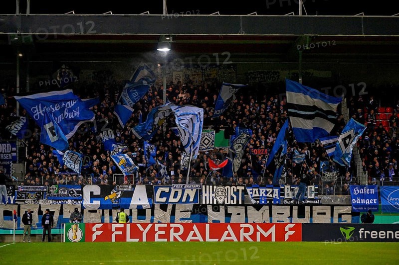 Fan block, fans, fan curve, flags, atmosphere, atmospheric Hamburger SV HSV, DFB-Pokal, Voith-Arena, Heidenheim, Baden-Württemberg, Germany