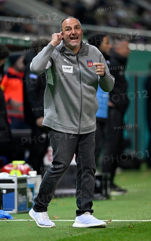 Coach coach Frank Schmidt 1. FC Heidenheim 1846 FCH on the sidelines gesture angry sour rebukes DFB-Pokal, Voith-Arena, Heidenheim, Baden-Württemberg, Germany