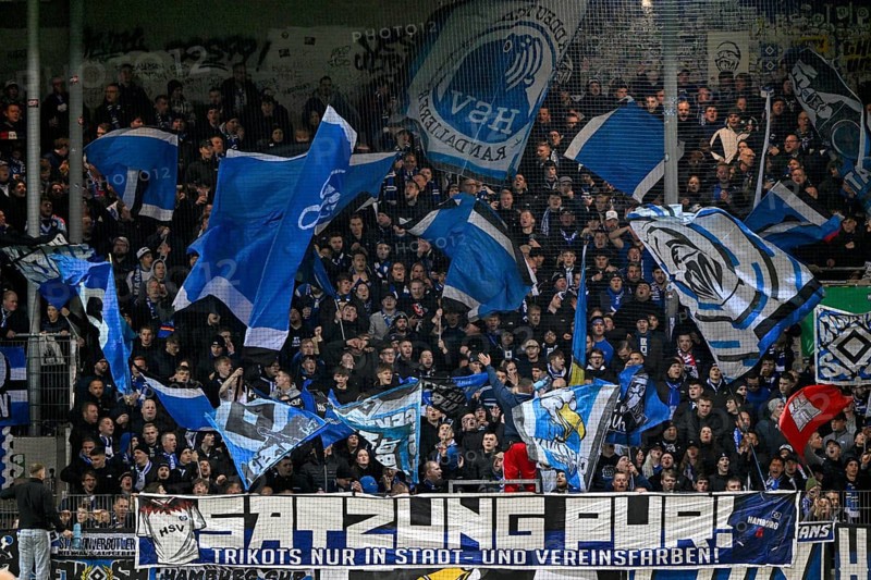 Fan block, fans, fan curve, flags, atmosphere, atmospheric Hamburger SV HSV, transparent STATUTE PUR JERSEY ONLY IN CLUB COLORS DFB-Pokal, Voith-Arena, Heidenheim, Baden-Württemberg, Germany