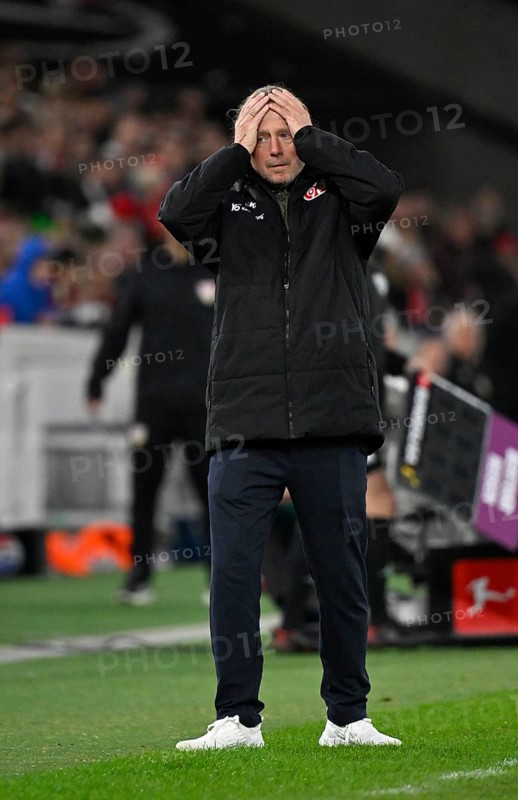 Coach coach Bo Henriksen 1. FSV Mainz 05 Disappointment disappointed after missed goal opportunity gesture MHPArena, MHP Arena Stuttgart, Baden-Württemberg, Germany