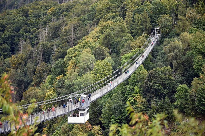 Suspension bridge, Titan RT rope bridge over the Rappbode dam in the Harz Mountains, Saxony-Anhalt, Germany
