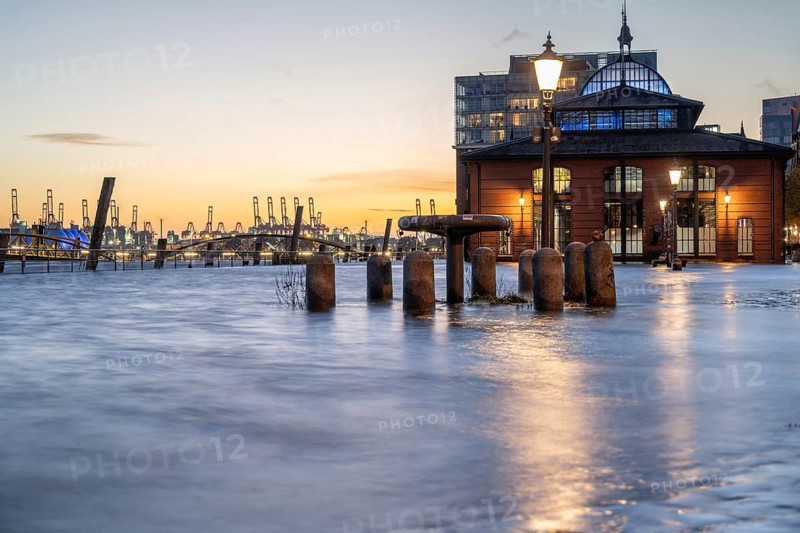 Storm surge (flood) of 24.10.2025 at the Hamburg fish market on the Elbe during the blue hour, Hamburg, Germany