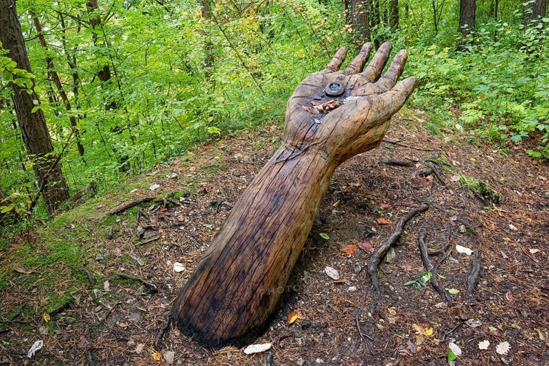 Wooden sculpture The Remmselesstein, Pfullinger Sagenweg, stories and legends, by woodsaw artist Billy Tröge, Ursulaberg, Pfullingen, Baden-Württemberg, Germany