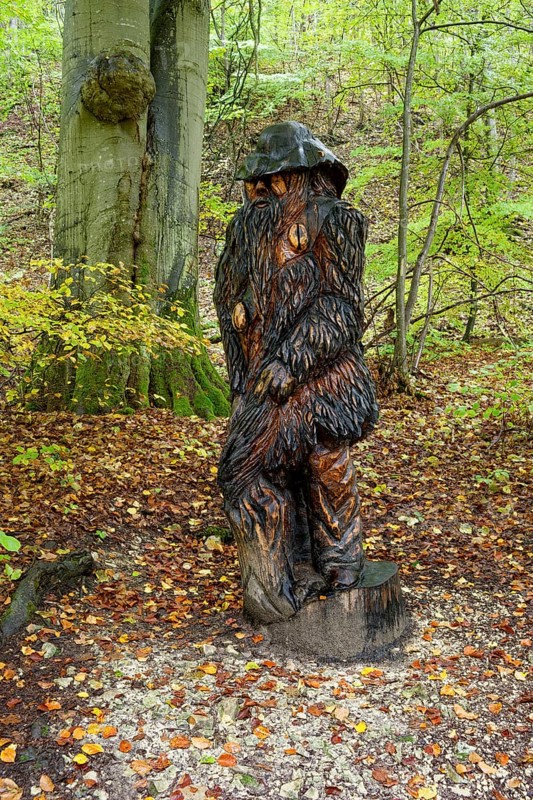 Wooden sculpture Der Pelzmichel, Pfullinger Sagenweg, stories and legends, by woodsaw artist Billy Tröge, Ursulaberg, Pfullingen, Baden-Württemberg, Germany