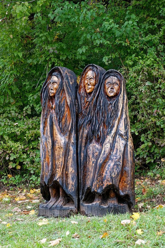 Wooden sculpture Die Nachtfrau der Urschel, Pfullinger Sagenweg, stories and legends, by woodsaw artist Billy Tröge, Ursulaberg, Pfullingen, Baden-Württemberg, Germany
