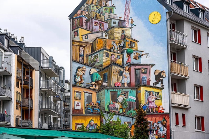 Residential buildings in Düsseldorf-Bilk, Merowingerstraße, mural entitled Wirtschaftswunder, since 2007, artists: Kübra Sirinyurt, Jann Wienenkamp, Klaus Klinger, Farbfieber v. North Rhine-Westphalia