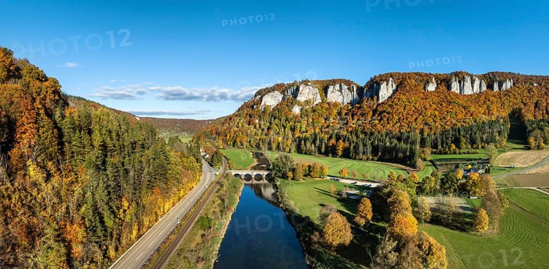 Aerial view, panorama of the Upper Danube Valley, surrounded by autumn vegetation with the Hausender Peaks above the Danube, climbing rocks, Jurassic limestone cliffs, Hausen im Tal, Swabian Jura, Baden-Württemberg, Germany