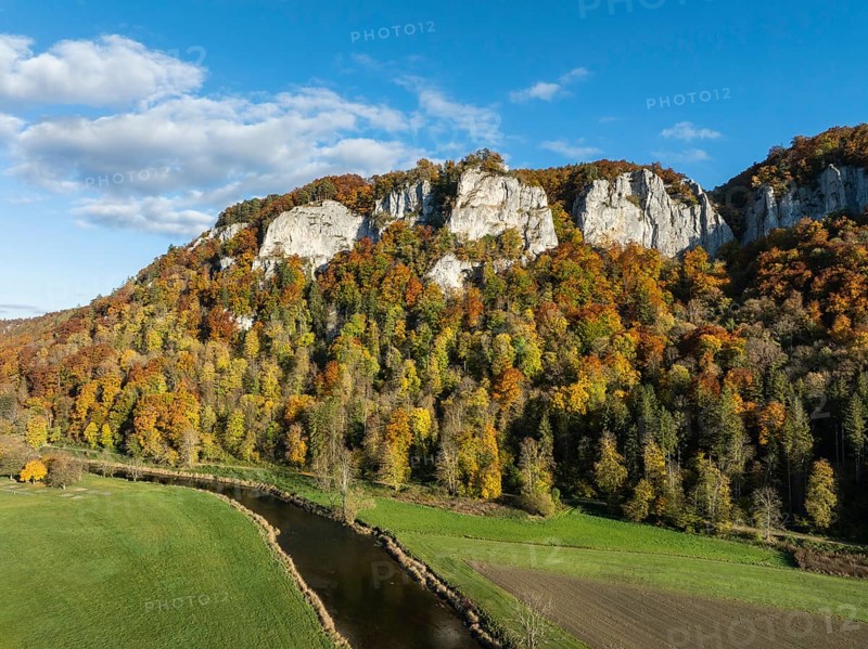 Aerial view of the Upper Danube Valley surrounded by autumn vegetation with the Hausender Peaks above the Danube, climbing rocks, Jurassic limestone cliffs, Hausen im Tal, Swabian Jura, Baden-Württemberg, Germany