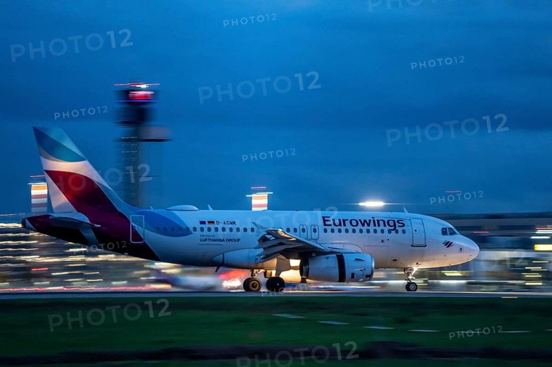 Eurowings Airbus A319, landing at Düsseldorf Airport, North Rhine-Westphalia, Germany